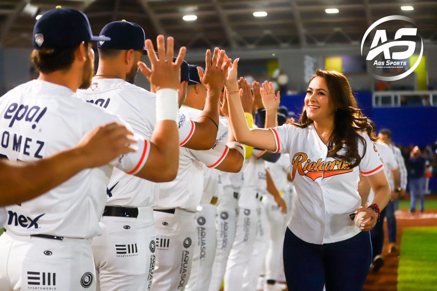 Asiste Tere Jiménez al primer partido de la temporada 2024 de los rieleros de aguascalientes