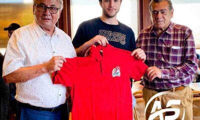 Myron Molina Bean firma con Gallos de Aguascalientes.