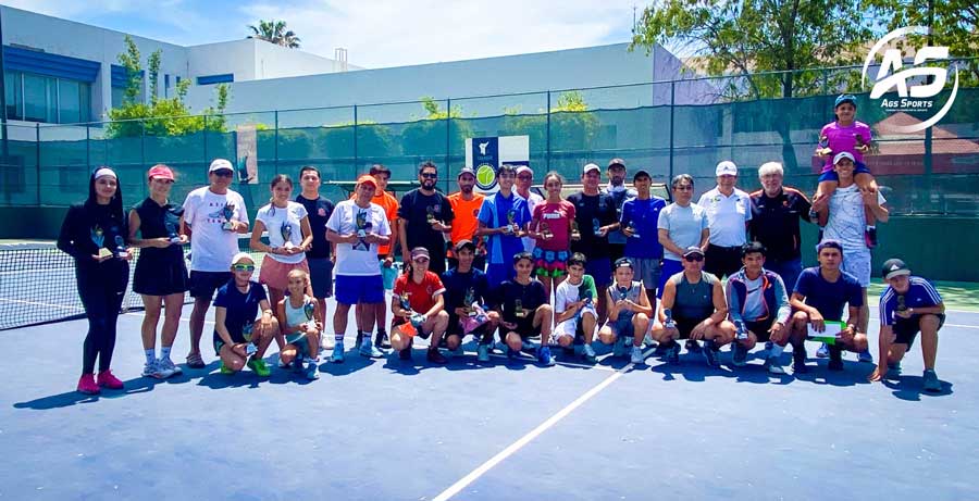 Premian a los campeones del torneo de tenis de la FNSM 2024 en el Club Futurama