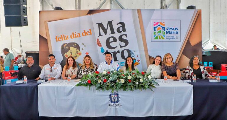 Alcalde de Jesús María reconoce a los maestros en su día