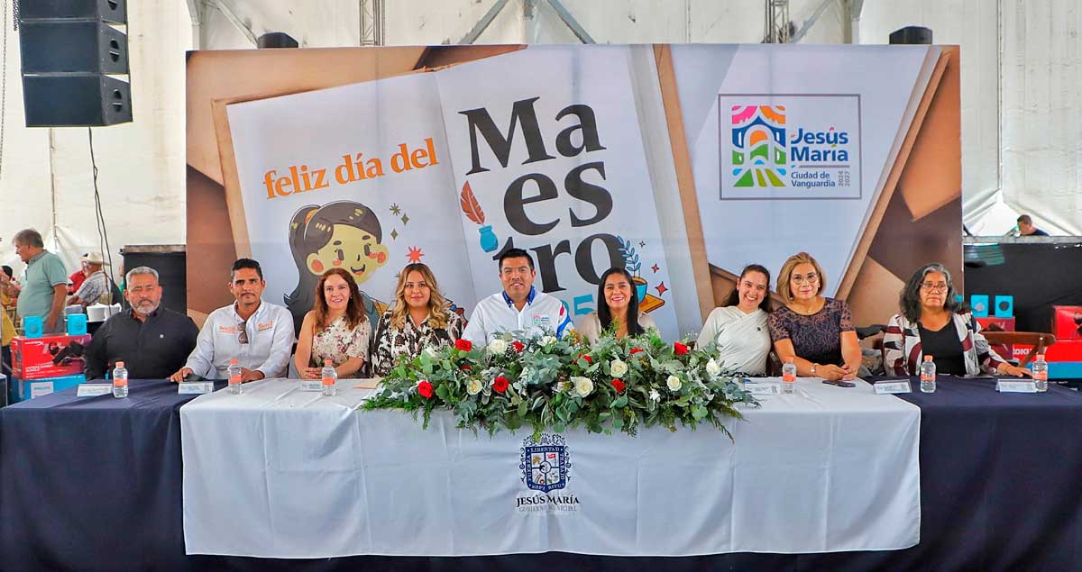 Alcalde de Jesús María reconoce a los maestros en su día