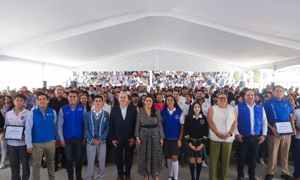 Gobernadora Tere Jiménez celebra a los estudiantes en su día