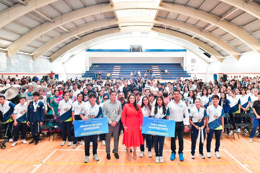 Gobernadora de Aguascalientes entrega estímulos económicos a atletas