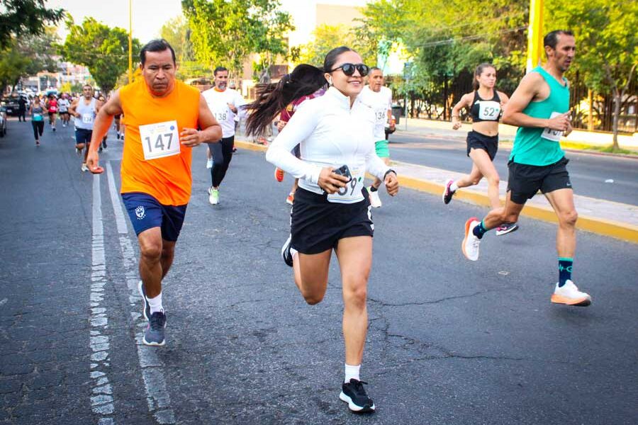 Maestros participan en la tradicional carrera en su honor en Aguascalientes