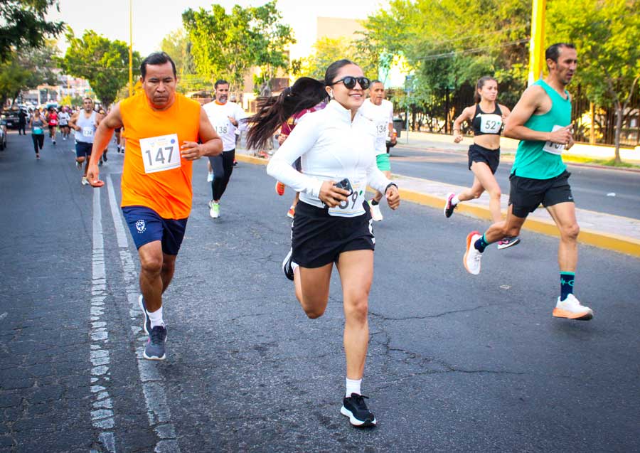 Maestros participan en la tradicional carrera en su honor en Aguascalientes