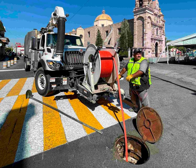 Realiza MIAA acciones de mantenimiento preventivo de alcantarillado previo a la Feria de San Marcos
