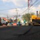 Supervisa Leo Montañez trabajos de mantenimiento de calle Primo Verdad