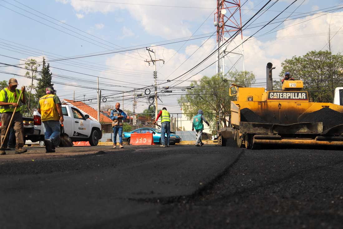 Supervisa Leo Montañez trabajos de mantenimiento de calle Primo Verdad