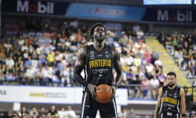 Panteras sigue sin ganar dentro de la LNBP Varonil Cayó en el segundo juego de la serie ante Astros de Jalisco por 84-76 Ni la llegada del coach español José Santaella ha podido despertar a los jugadores de Panteras de Aguascalientes que siguen sin mostrar calidad en el terreno de juego. Los Felinos sumaron su séptima derrota en los ocho partidos que han disputado y esta vez Astros de Jalisco fue quien aseguro la serie al ganar 84.76. Si bien el equipo de Aguascalientes se vio mejor que en anteriores duelos el nivel de juego no les ayudó para llevarse la victoria en la Arena Astros en Guadalajara, Jalisco para seguir hundidos en los últimos lugares del standing. En el juego los tres primeros cuartos fueron intensos, más con un mal inició de Panteras en el último episodio, los Astros capitalizaron su ventaja para cuidar el tiempo y alcanzar la victoria. En este partido se notó más la mano del coach José Santaella al frente de los felinos que se midieron con unos Astros en ascenso y sobre todo finos en los momentos importantes. El coach Iván Deniz encontró a sus mejores anotadores en el capitán Rigoberto Mendoza y en Armani Chaney, ambos con 16 puntos. Por Panteras se destapó Stedmon Lemon con 26, Mus Barro 12 puntos y su armador Jaron Martin anotó 10 puntos y dio 9 asistencias. A Panteras les espera una semana muy intensa defendiendo su casa el gimnasio Hermanos Carreón, el lunes 28 y martes 29 de julio. Recibiendo a Halcones de Xalapa en compromisos pactados a las 20:30 horas. Además el sábado 2 y domingo 3 de agosto recibe a Correcaminos UAT en juegos a celebrarse a las 20:30 y 19:00 horas ,respectivamente. 1 2 3 4 Total Astros 19 18 23 24 84 Panteras 15 27 18 16 76