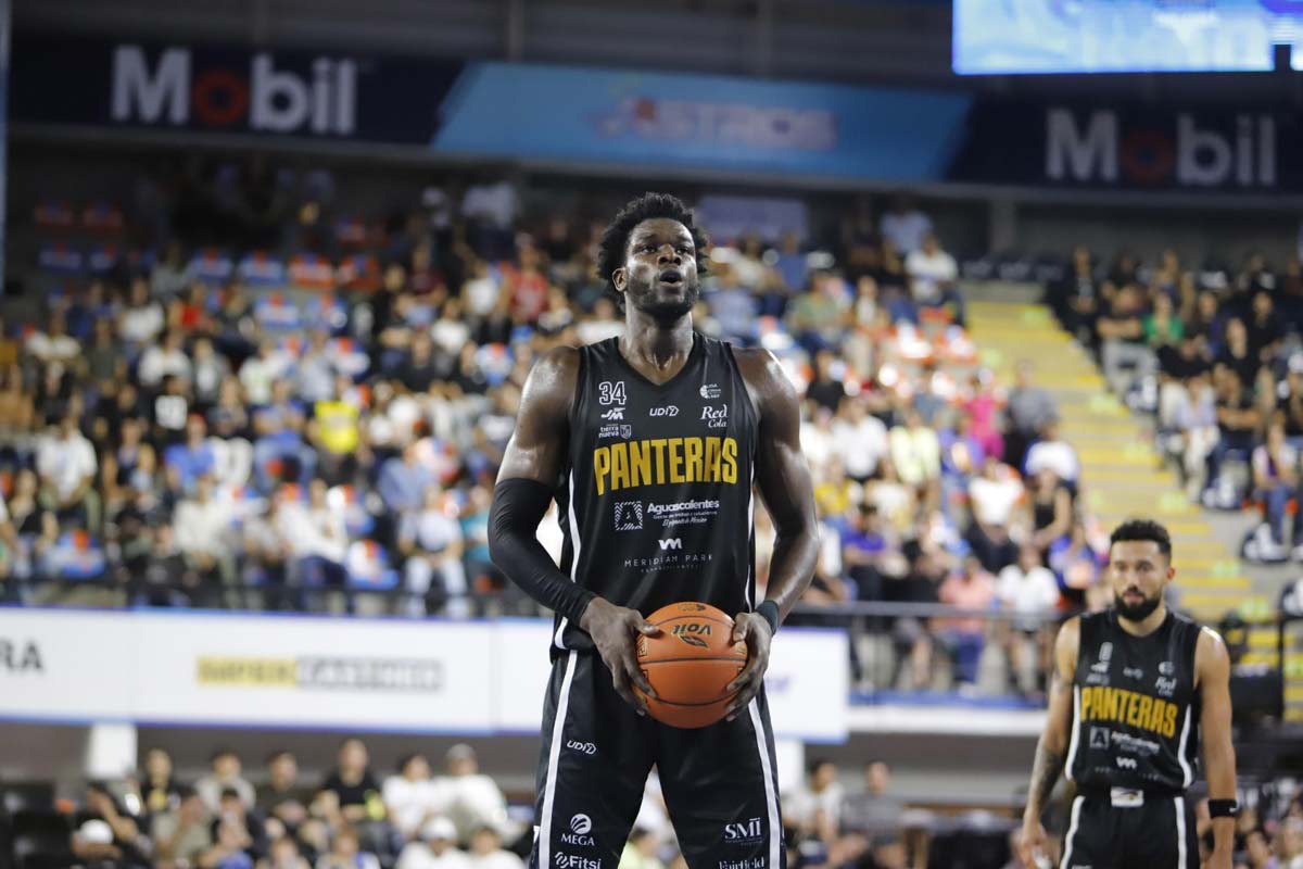 Panteras sigue sin ganar dentro de la LNBP Varonil Cayó en el segundo juego de la serie ante Astros de Jalisco por 84-76 Ni la llegada del coach español José Santaella ha podido despertar a los jugadores de Panteras de Aguascalientes que siguen sin mostrar calidad en el terreno de juego. Los Felinos sumaron su séptima derrota en los ocho partidos que han disputado y esta vez Astros de Jalisco fue quien aseguro la serie al ganar 84.76. Si bien el equipo de Aguascalientes se vio mejor que en anteriores duelos el nivel de juego no les ayudó para llevarse la victoria en la Arena Astros en Guadalajara, Jalisco para seguir hundidos en los últimos lugares del standing. En el juego los tres primeros cuartos fueron intensos, más con un mal inició de Panteras en el último episodio, los Astros capitalizaron su ventaja para cuidar el tiempo y alcanzar la victoria. En este partido se notó más la mano del coach José Santaella al frente de los felinos que se midieron con unos Astros en ascenso y sobre todo finos en los momentos importantes. El coach Iván Deniz encontró a sus mejores anotadores en el capitán Rigoberto Mendoza y en Armani Chaney, ambos con 16 puntos. Por Panteras se destapó Stedmon Lemon con 26, Mus Barro 12 puntos y su armador Jaron Martin anotó 10 puntos y dio 9 asistencias. A Panteras les espera una semana muy intensa defendiendo su casa el gimnasio Hermanos Carreón, el lunes 28 y martes 29 de julio. Recibiendo a Halcones de Xalapa en compromisos pactados a las 20:30 horas. Además el sábado 2 y domingo 3 de agosto recibe a Correcaminos UAT en juegos a celebrarse a las 20:30 y 19:00 horas ,respectivamente. 1 2 3 4 Total Astros 19 18 23 24 84 Panteras 15 27 18 16 76