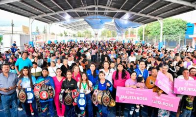 Tere Jiménez entrega tarjetas rosas a mujeres de Pabellón de Arteaga