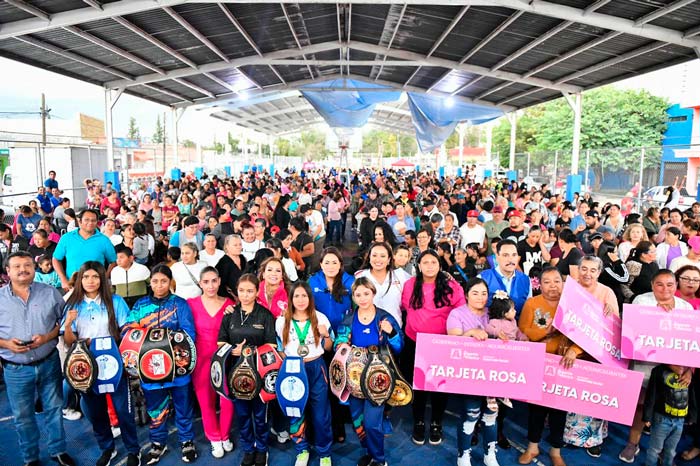 Tere Jiménez entrega tarjetas rosas a mujeres de Pabellón de Arteaga