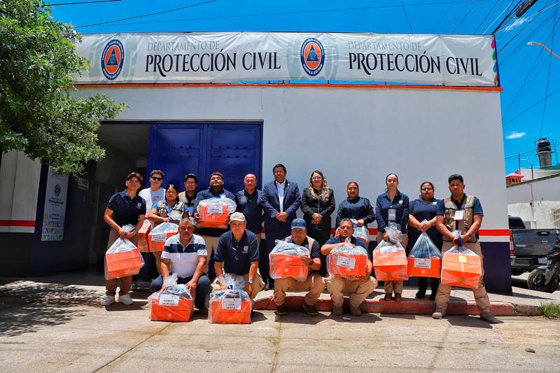 Entrega César Medina uniformes al personal de Protección Civil