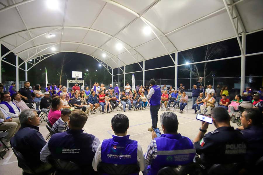 Leo Montañez permanece cercano a la ciudadanía