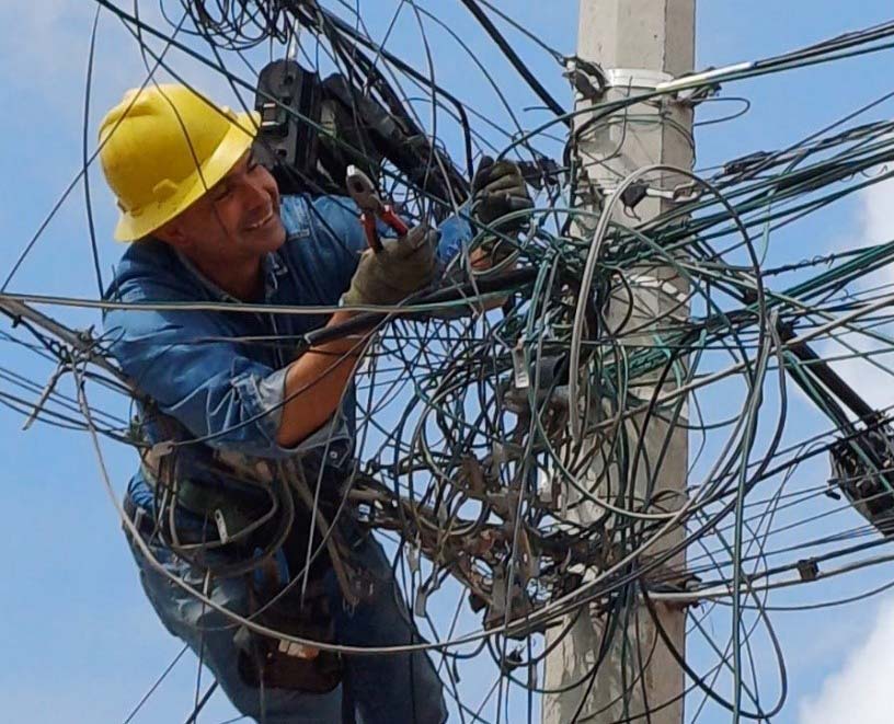 Refuerza municipio de Aguascalientes operativo para el retiro de cables en desuso