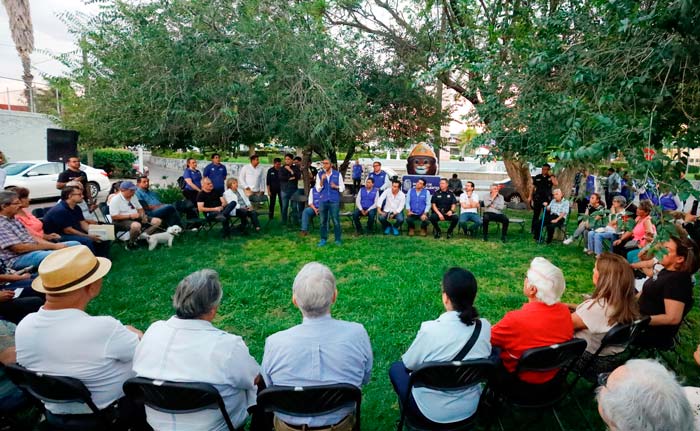 Sostiene Leo Montañez diálogo directo con vecinos de Jardines de la Asunción