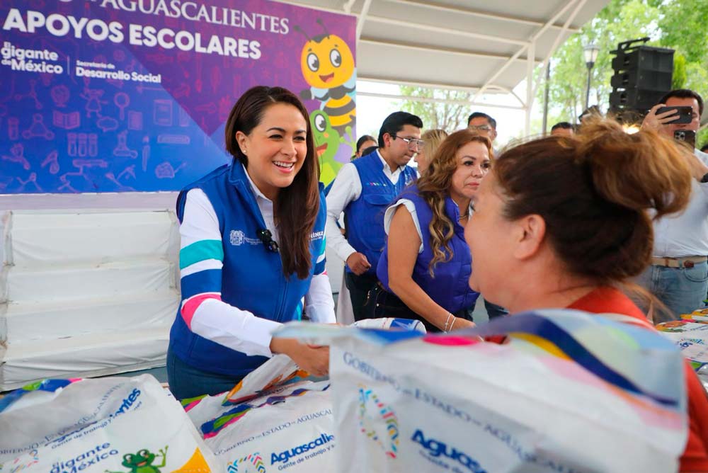 Tere Jiménez entrega a estudiantes de Aguascalientes útiles zapatos y mochilas