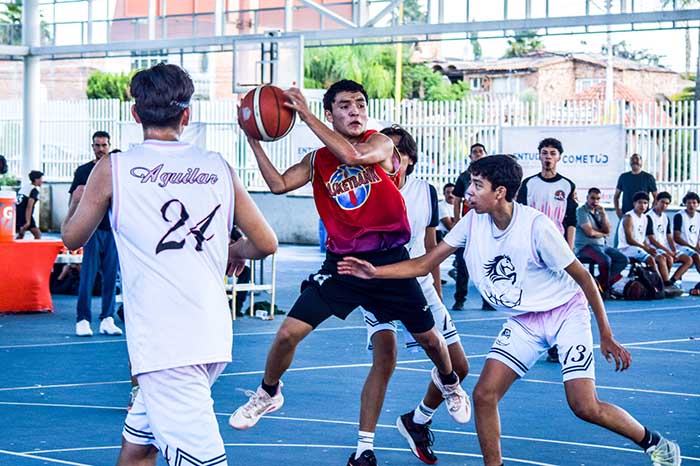 Tere Jiménez entrega útiles escolares, tenis y zapatos a estudiantes de Calvillo