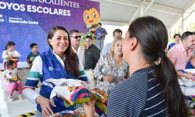 Tere Jiménez entrega útiles escolares tenis y zapatos a estudiantes de Calvillo