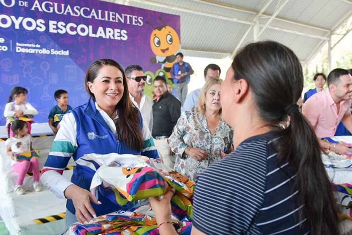 Tere Jiménez entrega útiles escolares tenis y zapatos a estudiantes de Calvillo