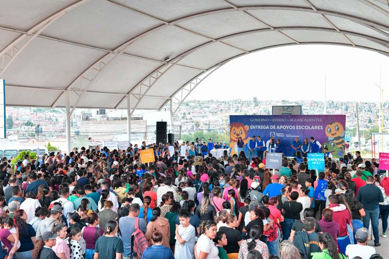 Continua la entrega de útiles escolares por parte de Tere Jiménez en Aguascalientes