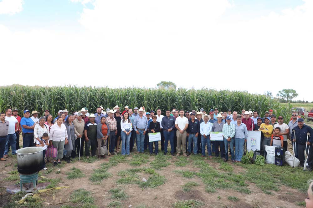 Entregan apoyos a productores de Jesús María