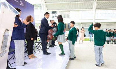 Leo Montañez rinde honores a la bandera en la Secundaria General 45, promoviendo valores y la importancia de la educación.