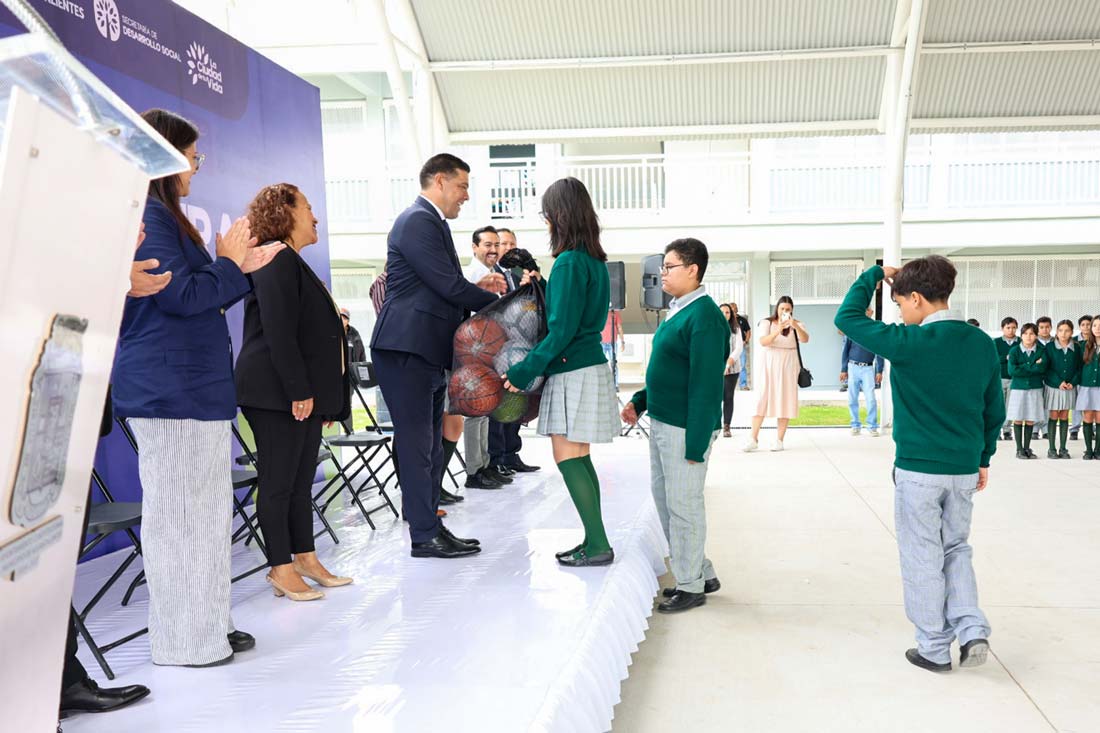 Leo Montañez rinde honores a la bandera en la Secundaria General 45, promoviendo valores y la importancia de la educación.