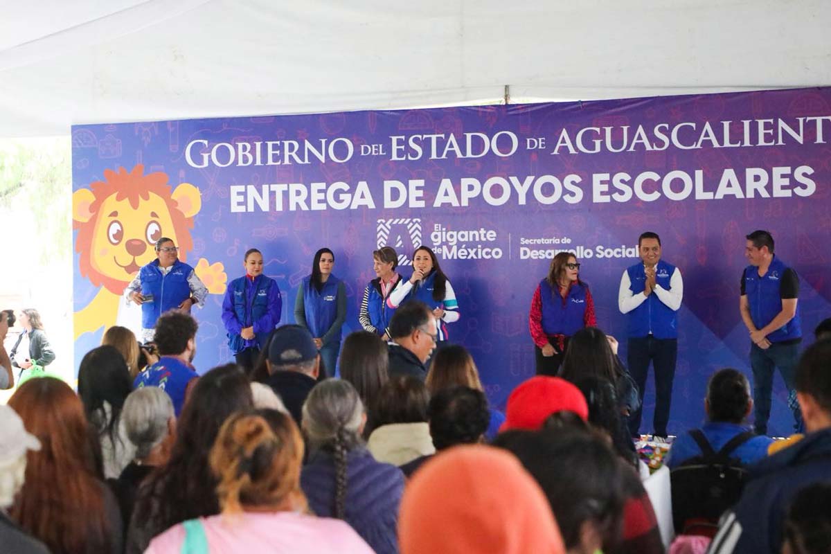 Tere Jiménez continua con la entrega de más de 72 mil apoyos escolares en todo el Estado