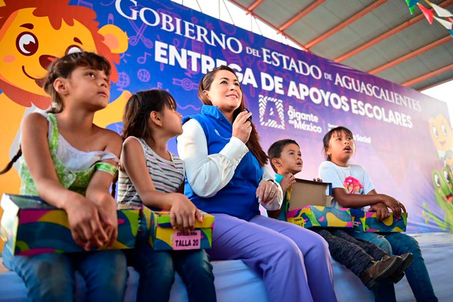 Tere Jiménez entrega útiles escolares, tenis y zapatos a niños y niñas de la colonia Villerías al oriente de la ciudad
