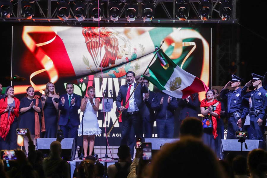 Honra Leo Montañez a los héroes que nos dieron patria con tradicional Grito de Independencia