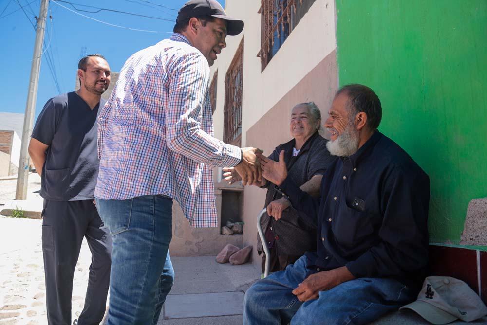 Realiza Leo Montañez supervisión de obras y entrega de apoyo auditivo