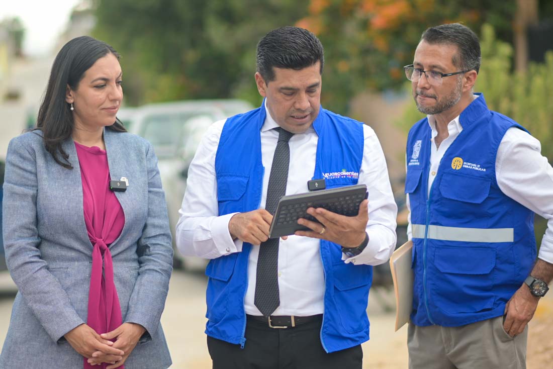 Supervisa Leo Montañez pavimentación con concreto de las calles San marcos y San Cosme en los Pericos