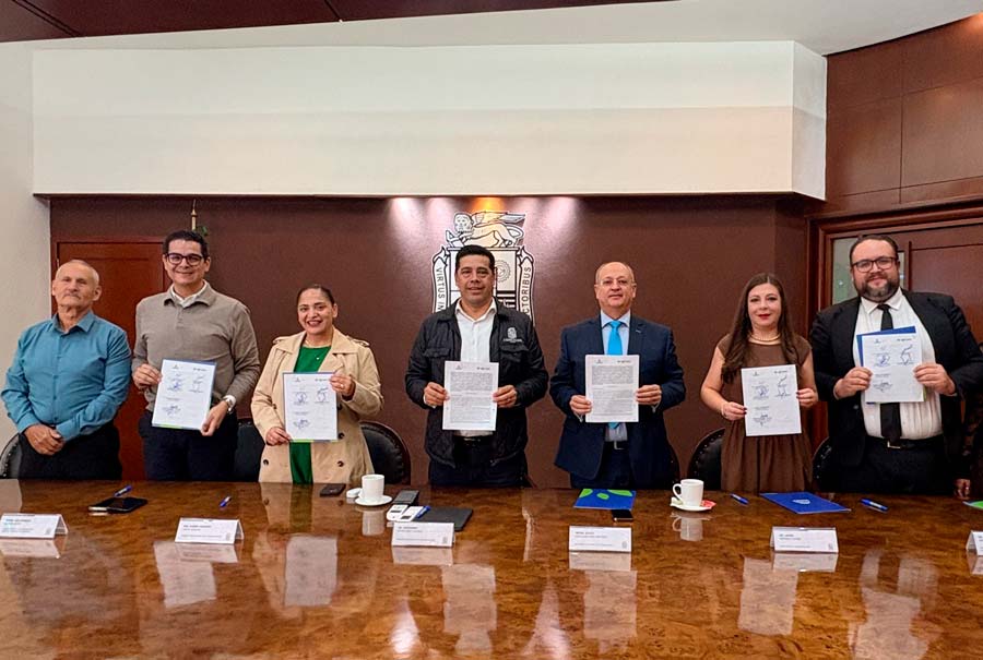 Firman Leo Montañez y el rector de la Universidad Cuauhtémoc de Aguascalientes convenio de colaboración