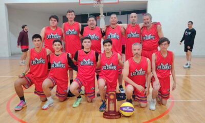 Los Chavos campeones de Segunda Fuerza de la Liga Nocturna de basquetbol.