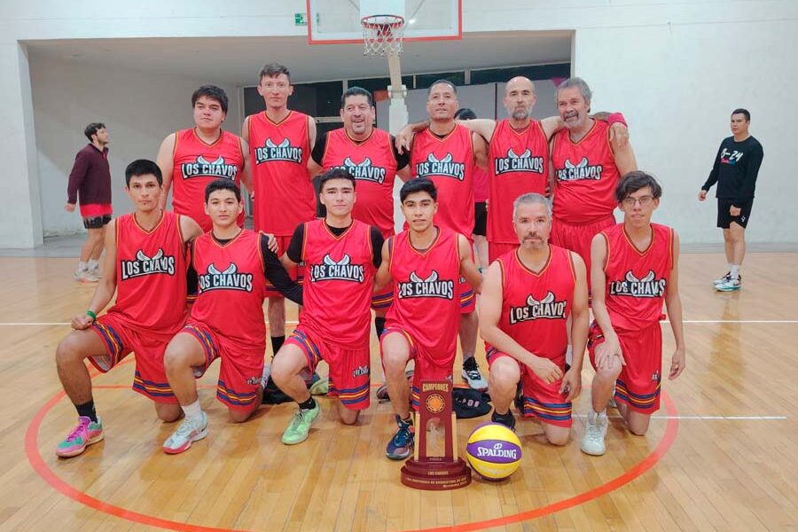 Los Chavos campeones de Segunda Fuerza de la Liga Nocturna de basquetbol.