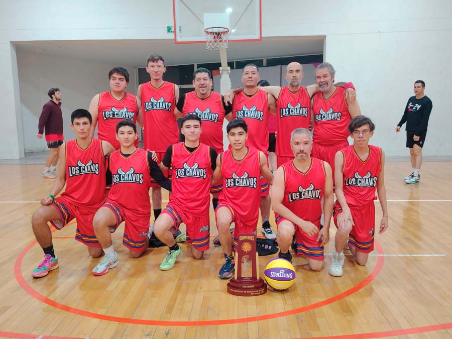 Los Chavos campeones de Segunda Fuerza de la Liga Nocturna de basquetbol.