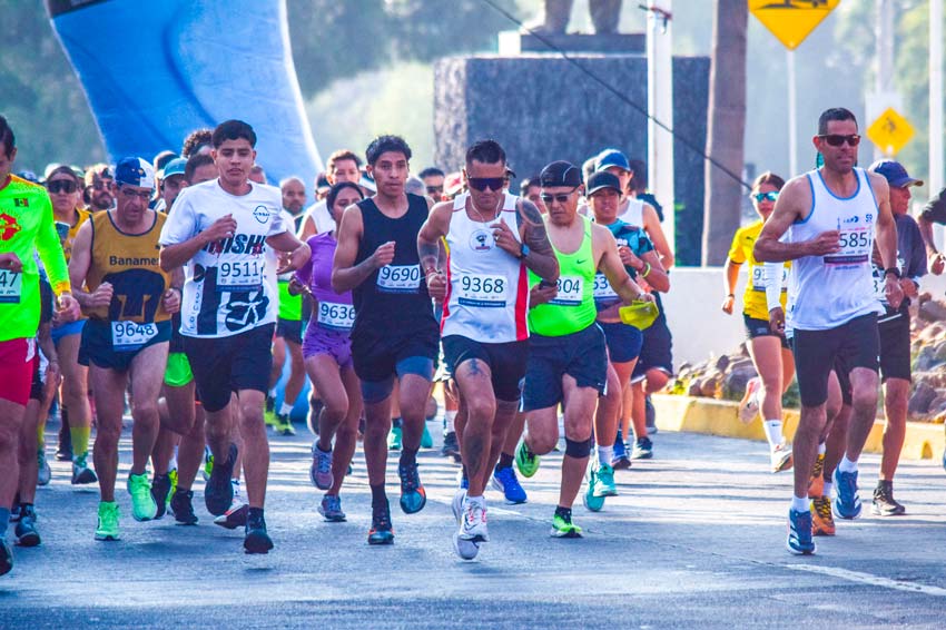 Se lleva a cabo la décima edición de la carrera Azul y Oro en Aguascalientes