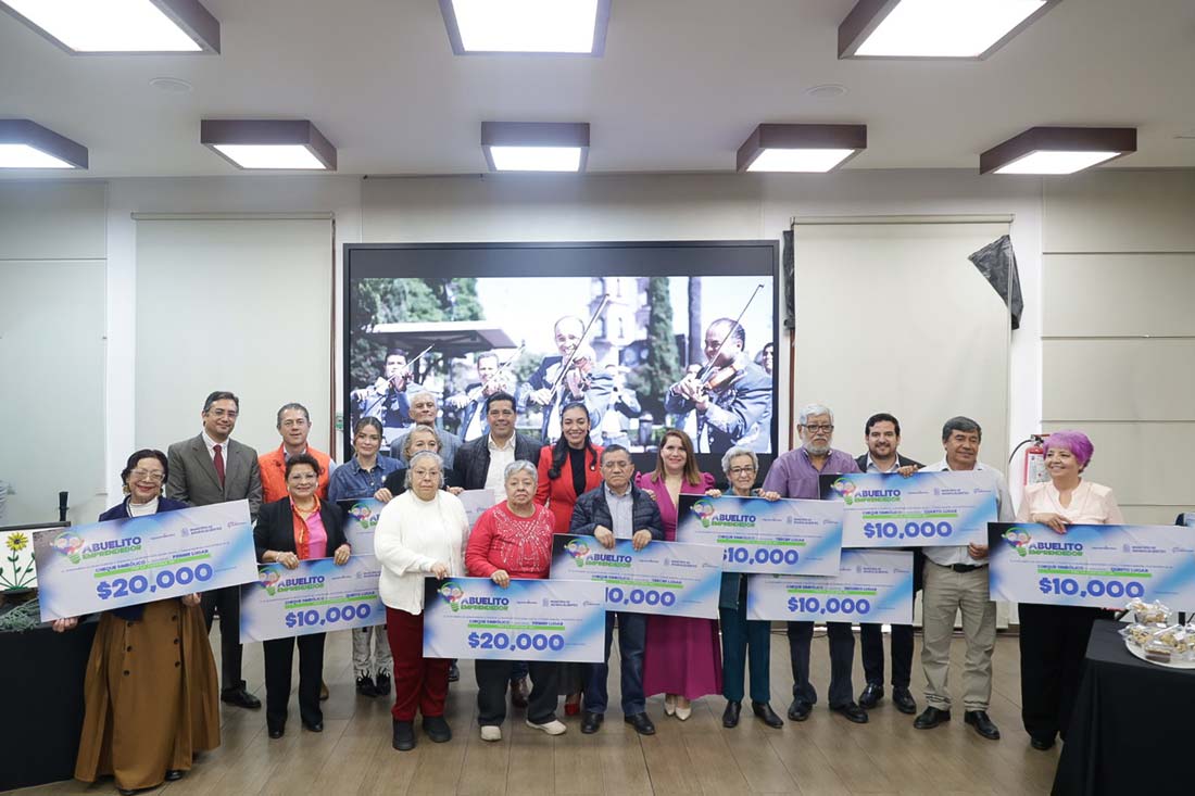 Entrega Leo Montañez premios del programa municipal “abuelito emprendedor 2025”