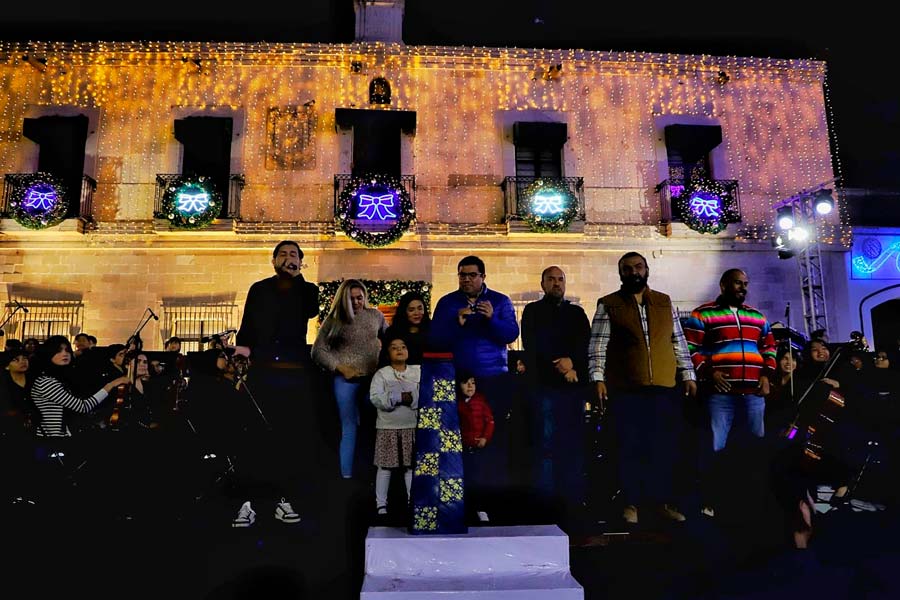 Jesús María da la bienvenida a la navidad con el encendido de su árbol navideño 2025