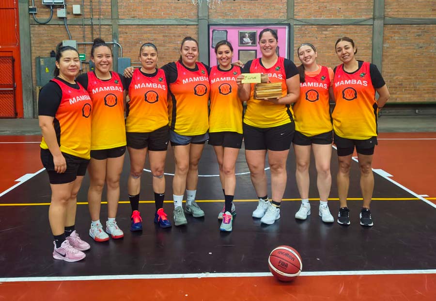 Mambas campeonas del torneo Grinch de basquetbol femenil en Aguascalientes