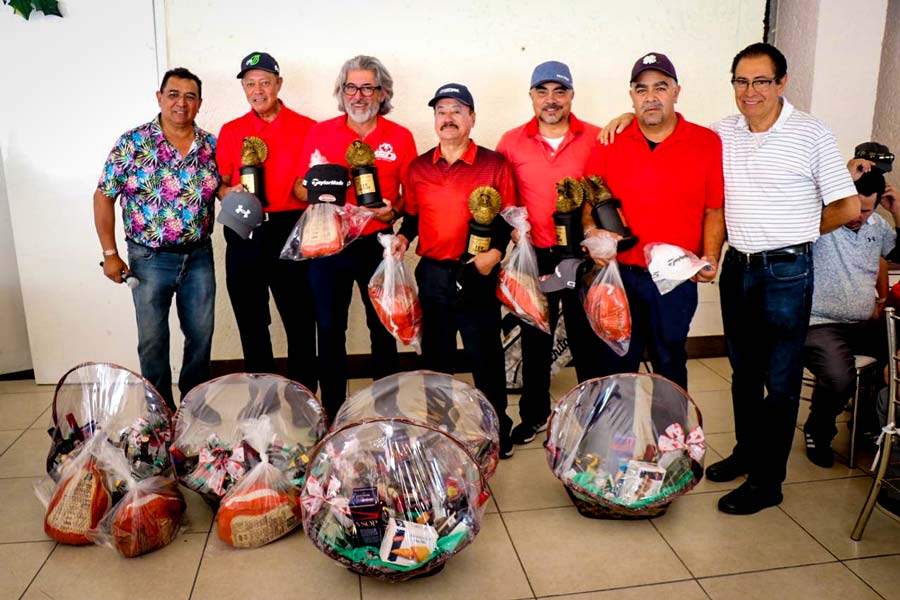 Premian a los ganadores del torneo de golf del Pavo Navideño en el club Pulgas Pandas