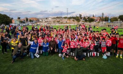 Leo Montañez impulsa el deporte con nueva cancha de pasto sintético en Solidaridad IV