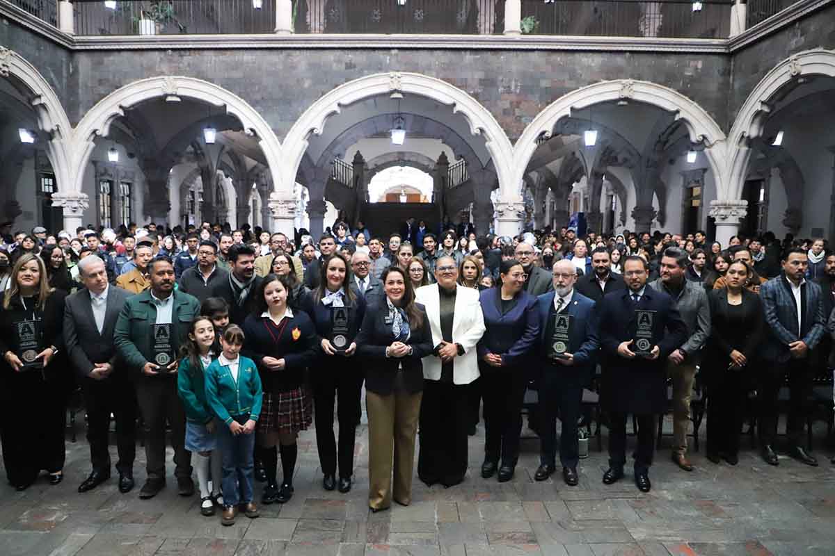 Tere Jiménez entrega el "Premio Gigantes" a instituciones comprometidas con el Medio Ambiente en Aguascalientes