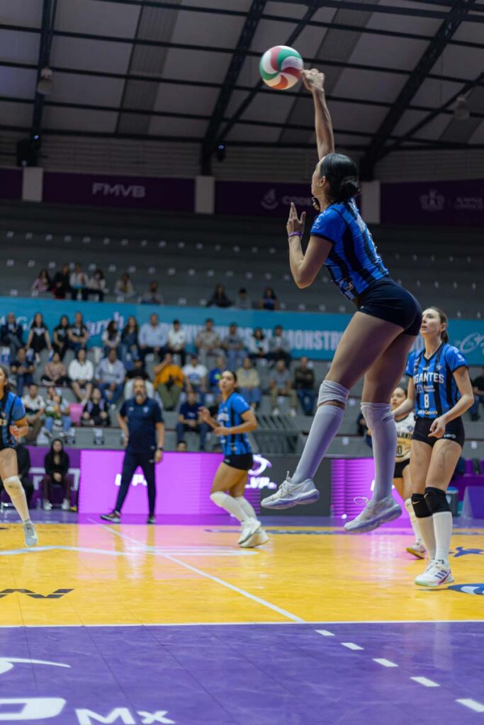 "Jugadoras de Tapatías de Jalisco rematando el balón contra el bloqueo de Gigantes de Aguascalientes en el Joly Ramírez"