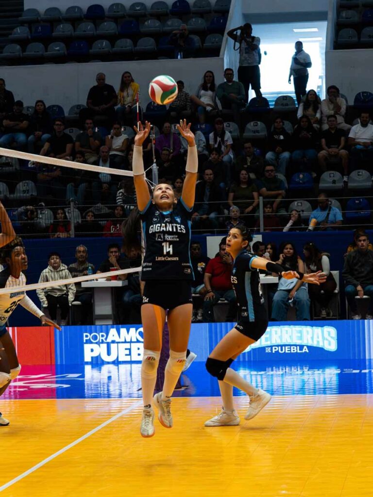 Angie Velásquez brilla como MVP: Un 67% de efectividad que define el rumbo del partido