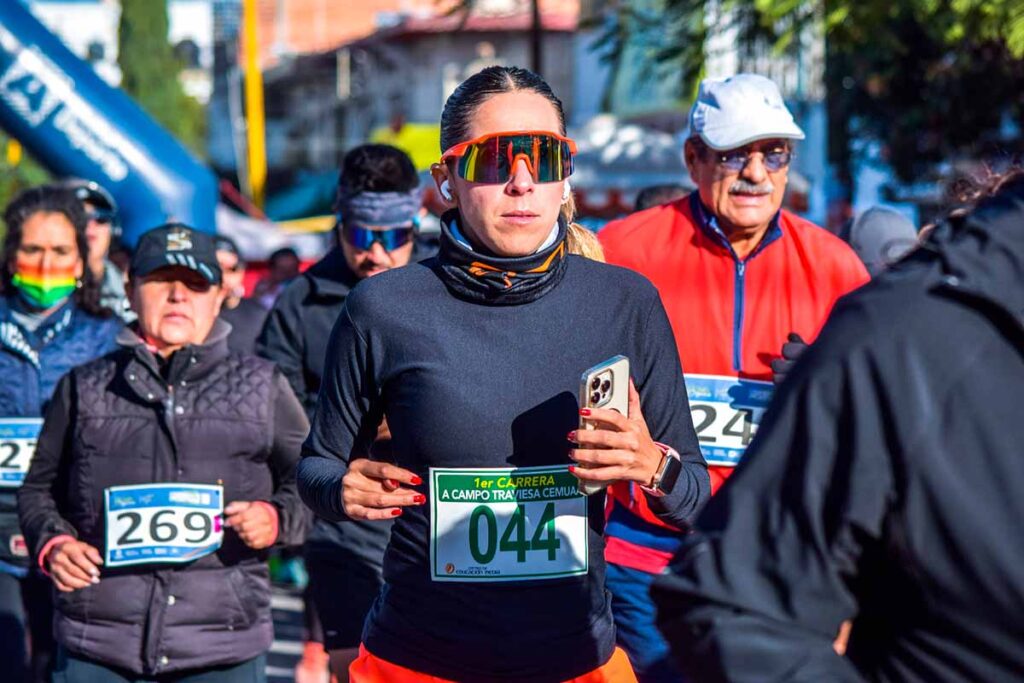 Atleta mujer de Aguascalientes corriendo en la carrera San Felipe