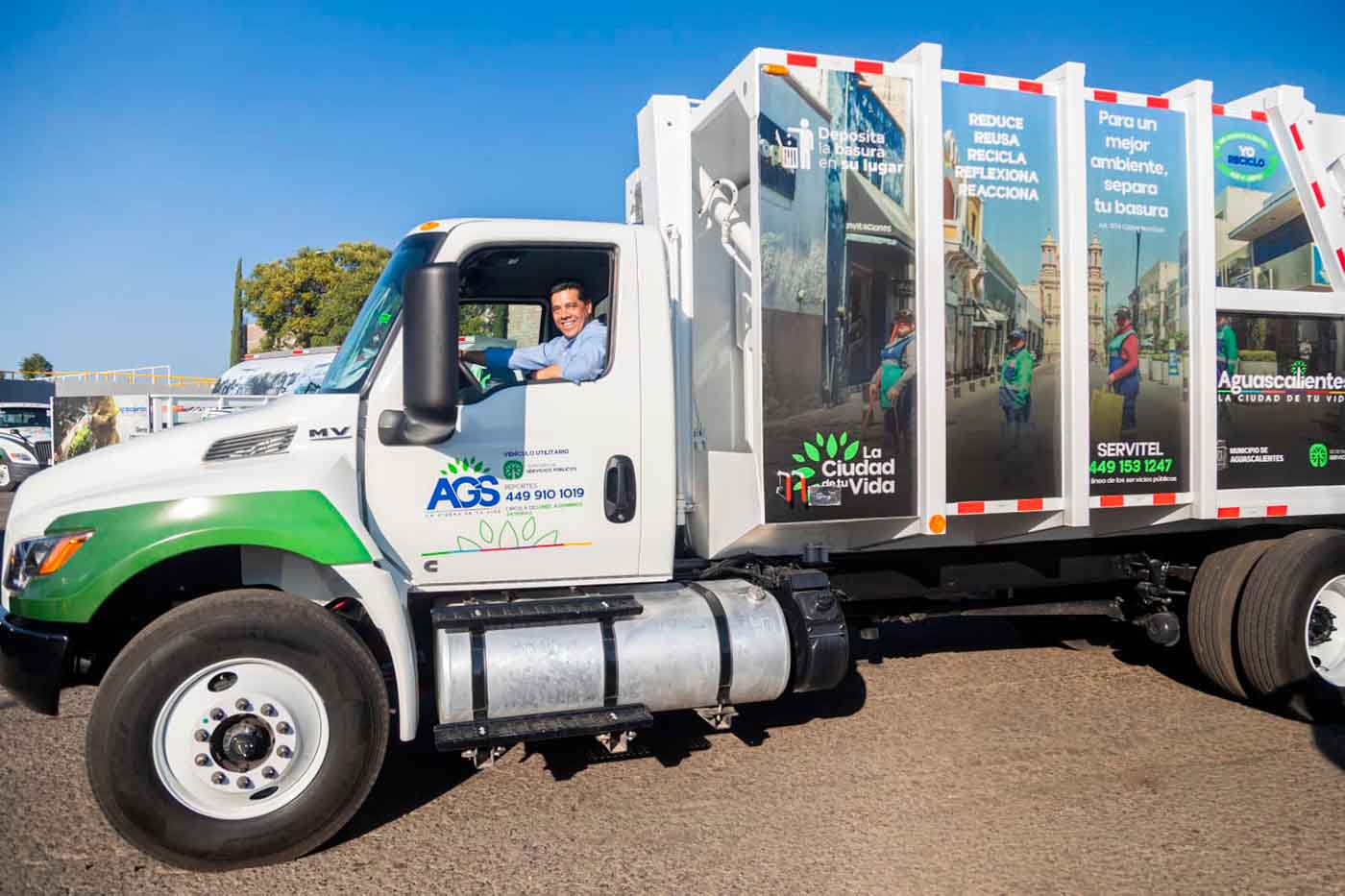 Entrega de nuevas unidades de servicios públicos Aguascalientes Leo Montañez