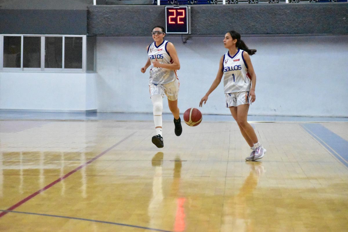 Jugadoras de las Gallas de la UAA en partido de la Liga ABE contra Panteras de Montrer.