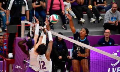 Jugadoras de Gigantes de Aguascalientes en bloqueo contra Tapatías de Jalisco.